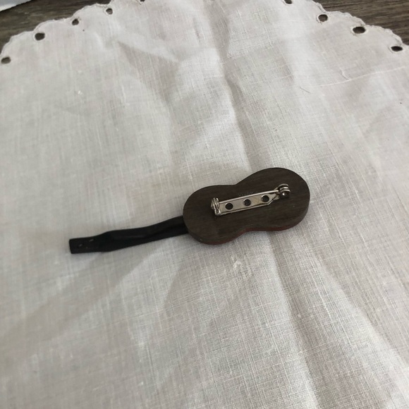 Handcrafted Guitar Brooch - Picture 4 of 9